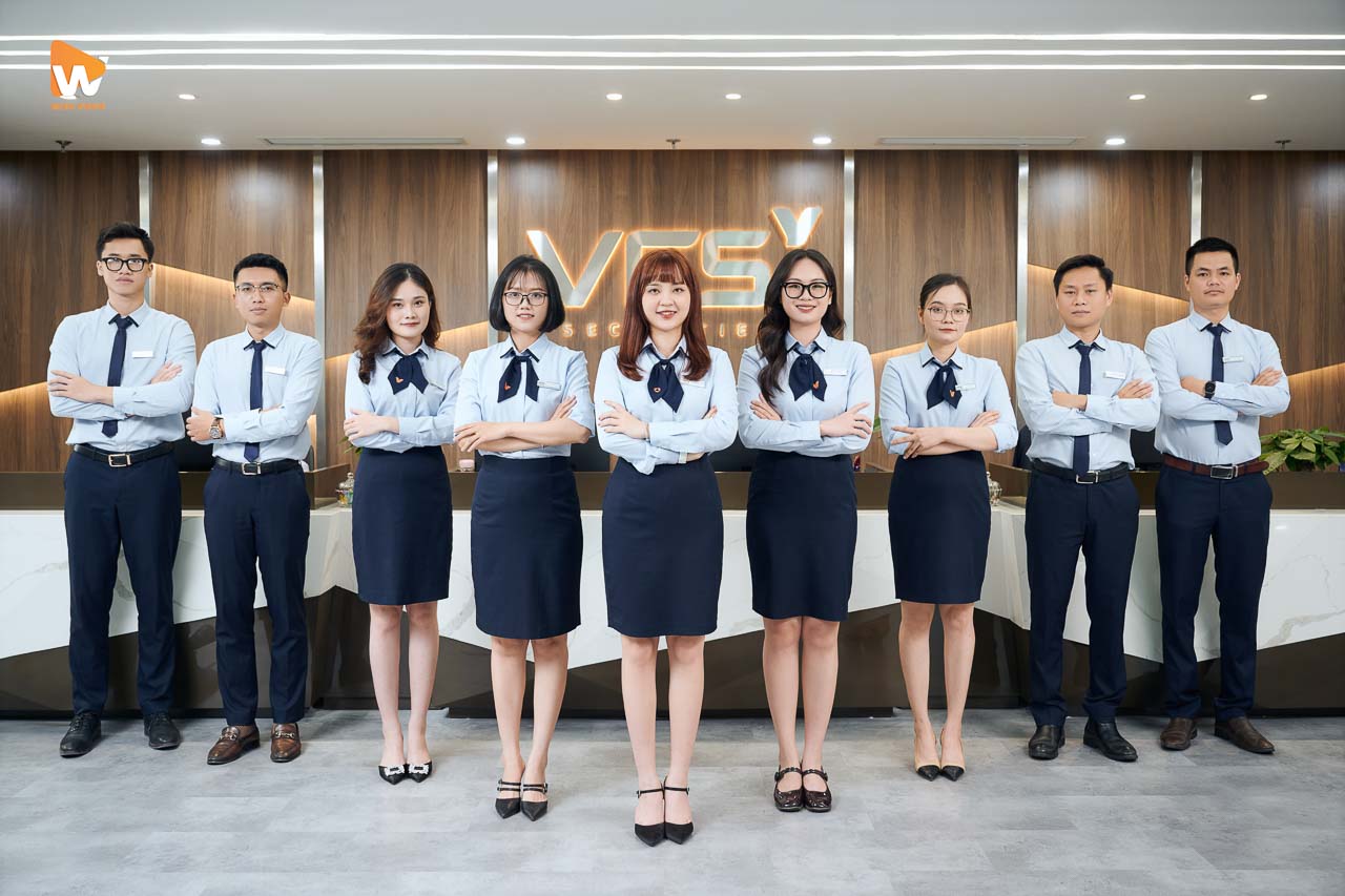 Nhóm nhân sự VFS Securities mặc đồng phục sơ mi, ảnh profile công ty chứng khoán